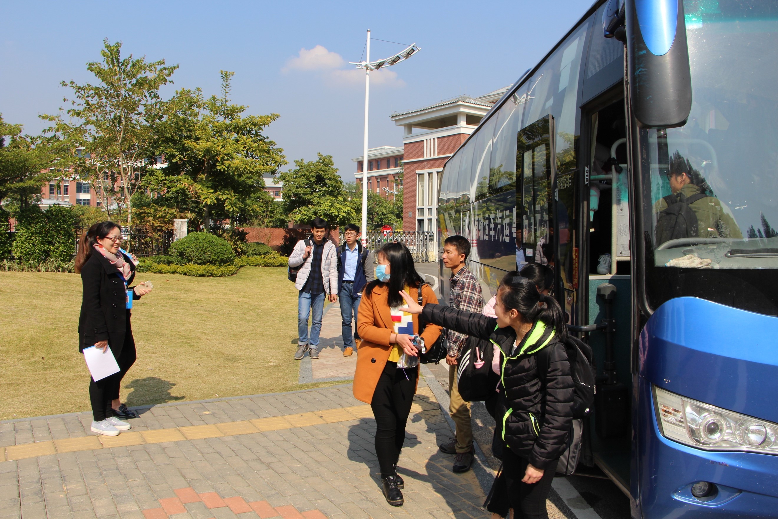 廣東碧桂園職業學院放假,學生向老師告別